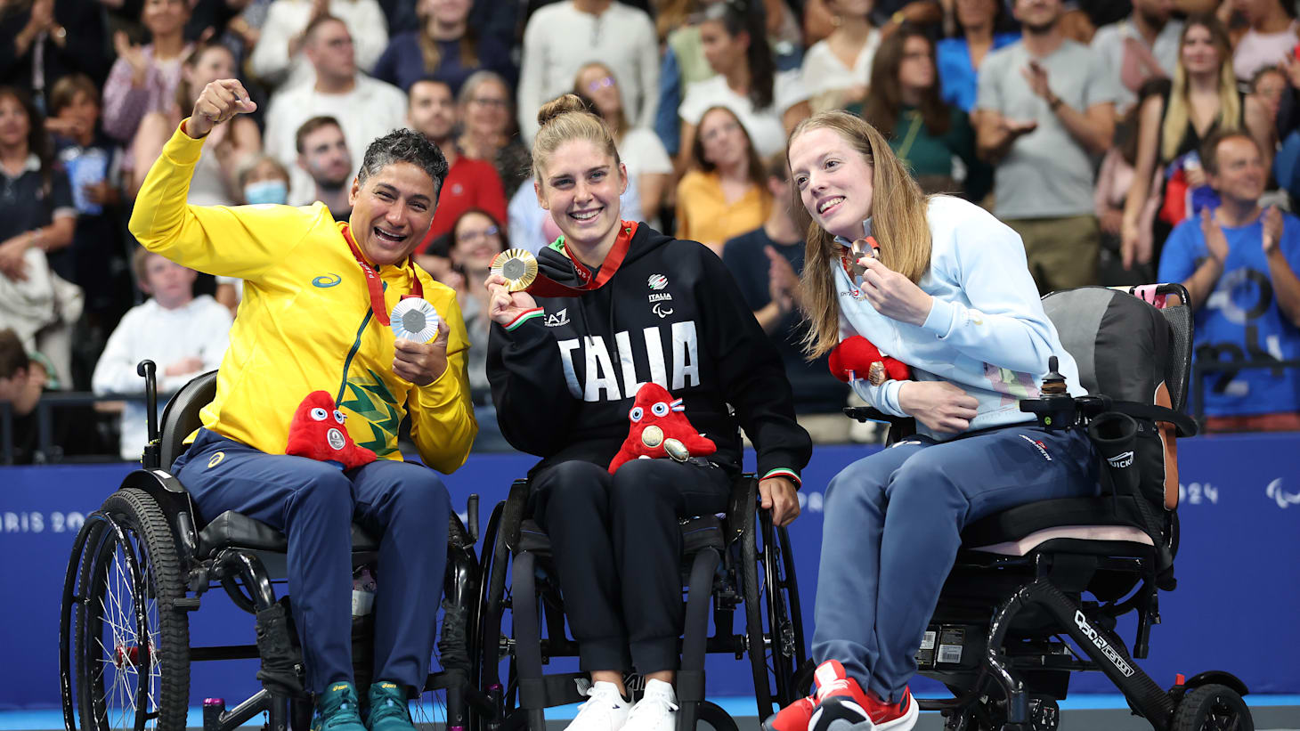 Patricia Pereira dos Santos, Monica Boggioni e Marta Fernandez Infante sul podio dei 50m rana SB3 femminili ai Giochi Paralimpici di Parigi 2024