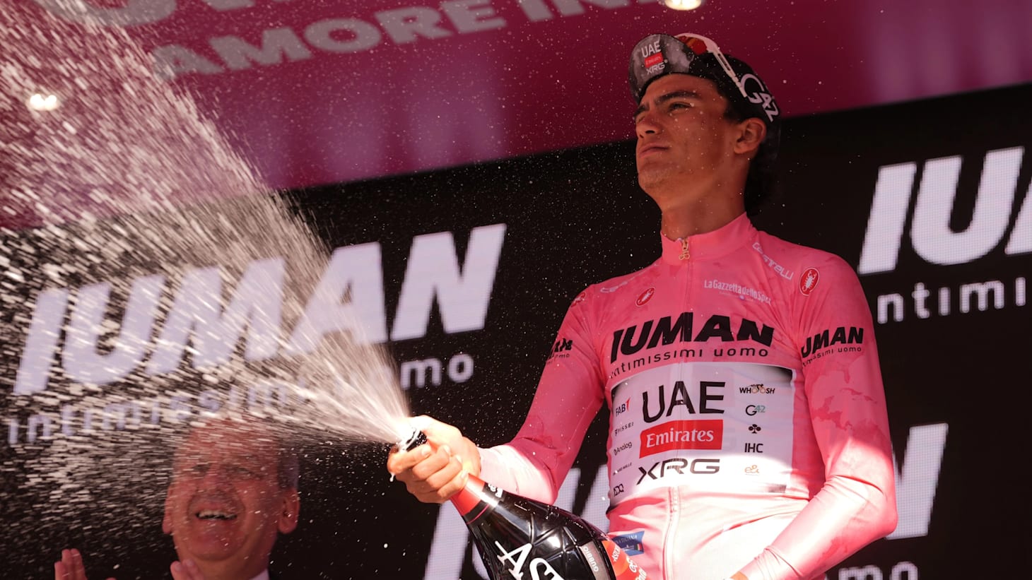 Isaac Del Toro in maglia rosa al Giro d'Italia 2025