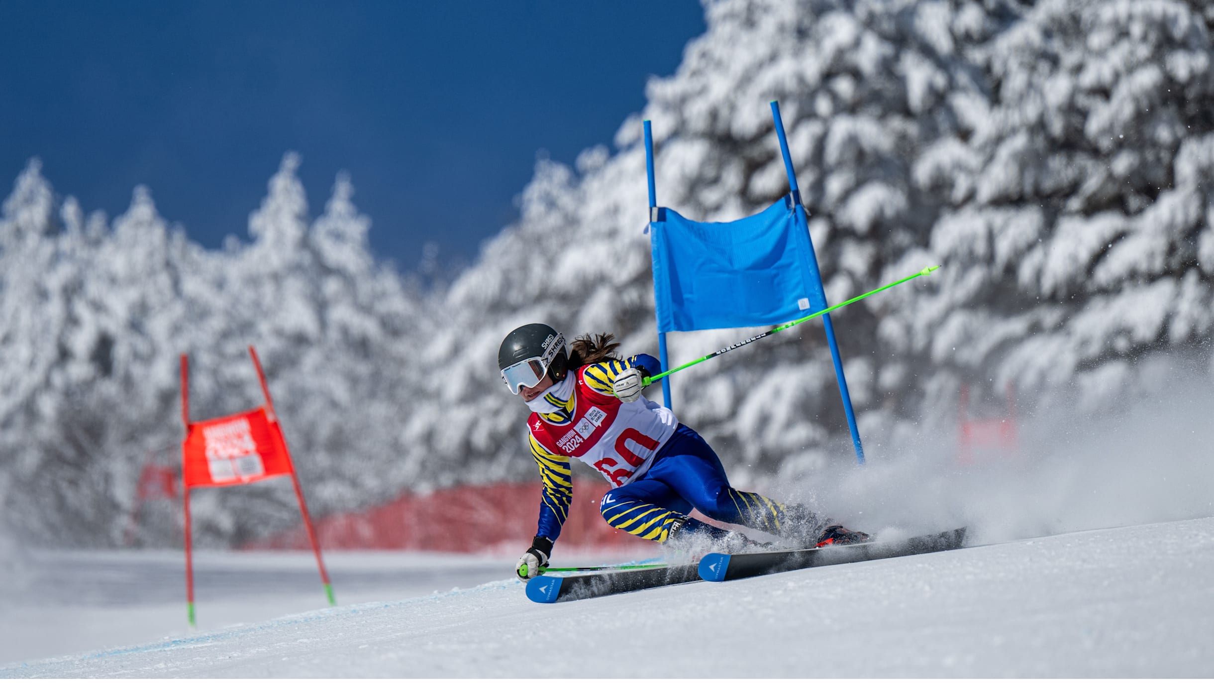 De macacão azul com detalhes em amarelo, Alice esquina durante Gangwon 2024