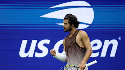 Alcaraz debuta con autoridad en el US Open y avanza a la segunda ronda