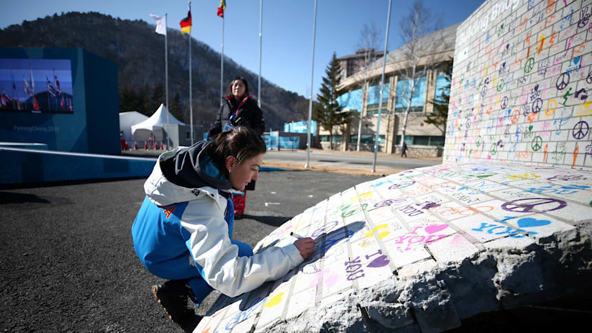 Un representante de Moldavia firma el Mural de la Tregua Olímpica durante los Juegos Olímpicos de PyeongChang 2018.