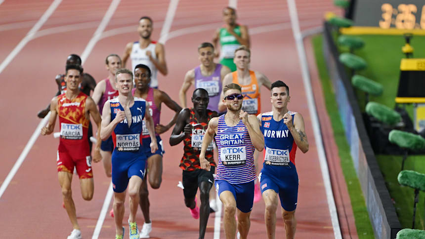 Josh Kerr de Gran Bretaña y Jakob Ingebrigtsen de Noruega compiten en la Final Masculina de 1500 m Mundial de Atletismo, Budapest 2023