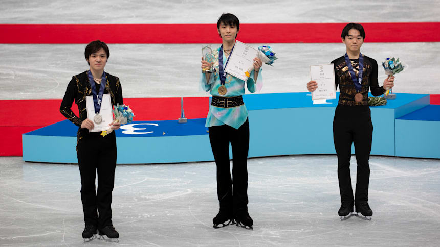 De izquierda a derecha, Uno, Hanyu y Kagiyama, medallistas en el Campeonato de Japón de patinaje artístico.