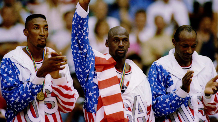 Michael Jordan (centro) Scottie Pippen (izquierda) y Clyde Drexler (derecha) del conjunto de Estados Unidos saludan a la multitud tras recibir el oro como en los Juegos Olímpicos de Barcelona 1992 (Foto Getty Images)