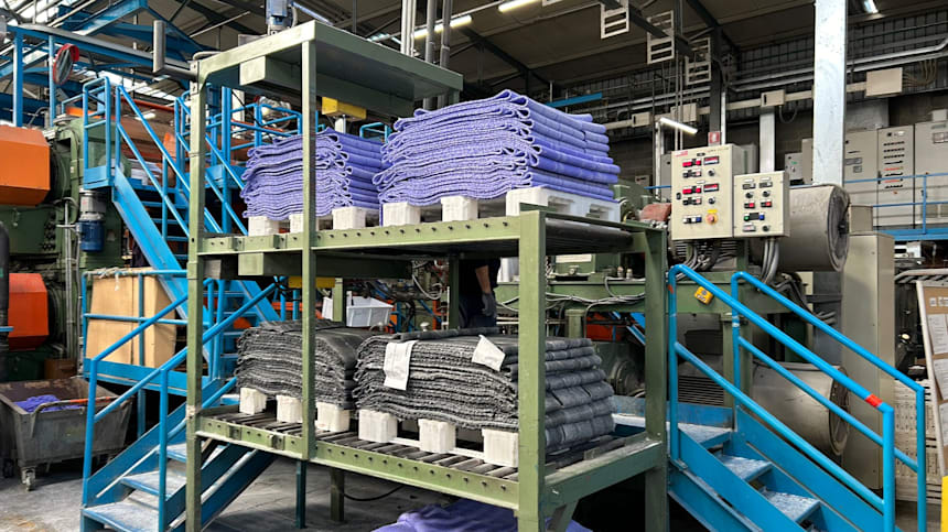 Piezas de la pista de atletismo de París 2024 en la fábrica de Mondo, en Alba.