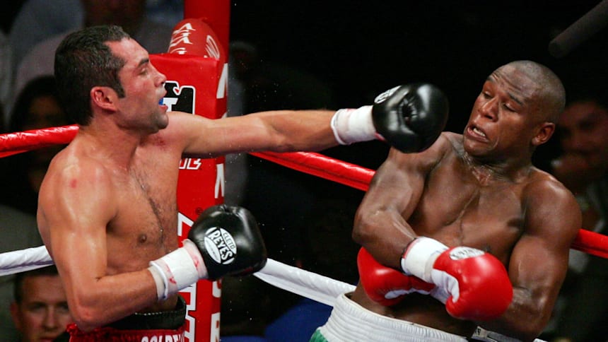 Floyd Mayweather Jr. (der.) resbala un golpe de Oscar De La Hoya en pelea por el campeonato del peso superwélter del CMB 2007