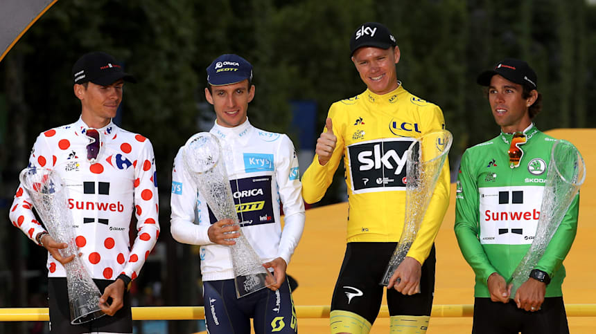 Warren Barguil, con el maillot del 'rey de la montaña', Simon Yates con el del mejor ciclista joven, Christopher Froome con el maillot del líder y el australiano Michael Matthews, con el maillot a lunares