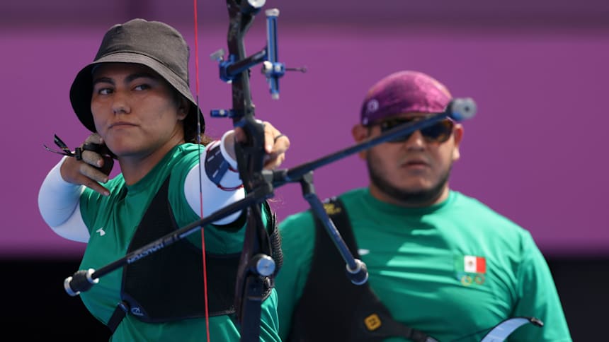 La mexicana Alejandra Valencia, durante la prueba de tiro con arco por equipos mixtos en Tokio 2020