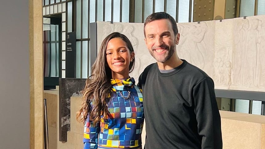 Rayssa Leal e o estilista Nicolas Ghesquiere na Semana de Moda de Paris