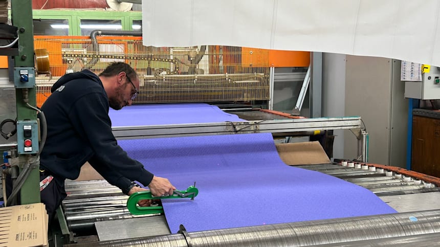 La pista de atletismo de París 2024 es desarrollada en la fábrica de Mondo en Alba, Italia.