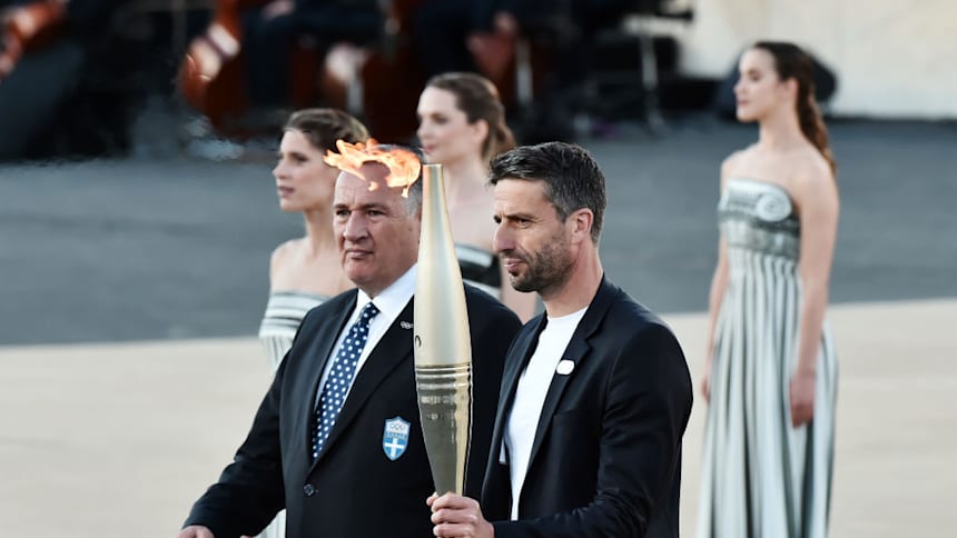 Tony Estanguet, portando la antorcha para los Juegos Olímpicos de París 2024.