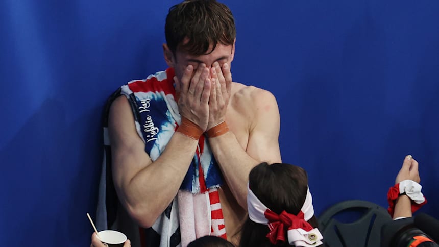 汤姆·戴利赢得东京奥运会男子双人10米台冠军后喜极而泣