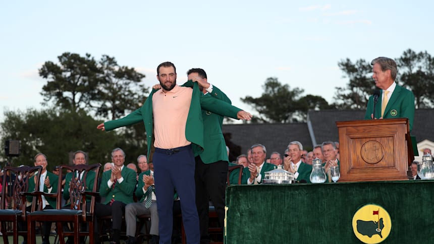 Scottie Scheffler, de Estados Unidos, es premiado con la Chaqueta Verde en 2023