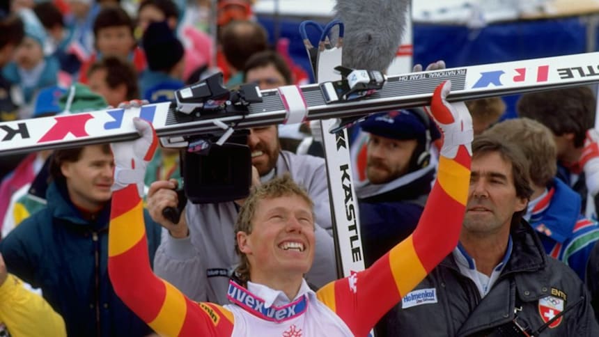 Pirmin Zurbriggen, de Suiza, levanta sus esquíes tras la prueba de descenso de los Juegos Olímpicos de Invierno de 1988.