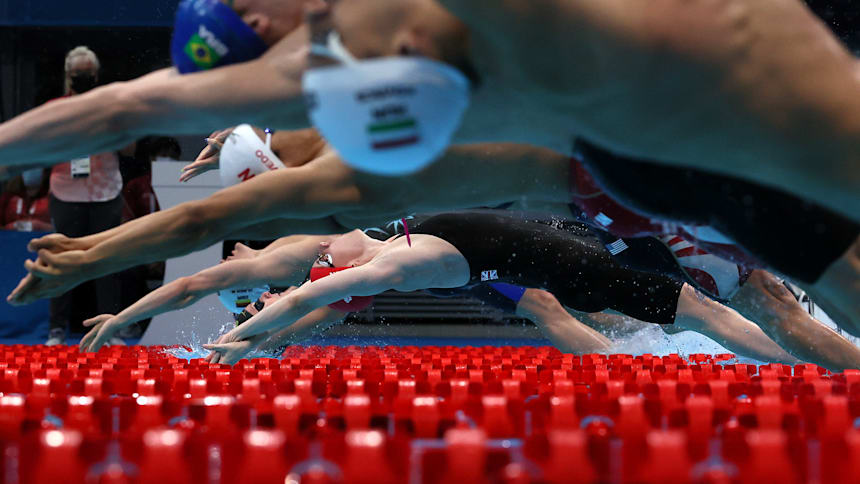 Kathleen Dawson (GBR) compite en una serie del relevo 4x100m estilos mixtos en los Juegos Olímpicos de Tokio 2020