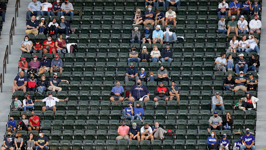 Fans miran un juego entre Los Angeles Dodgers y Atlanta Braves 