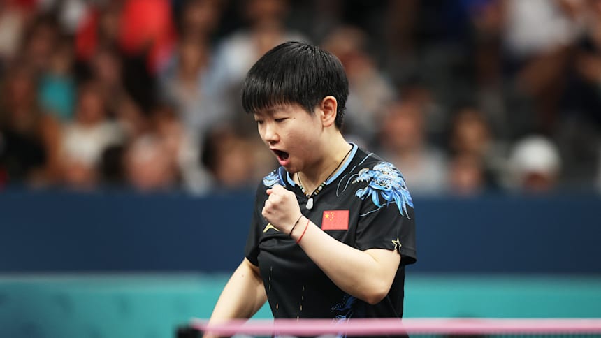 2024年7月31日，2024年巴黎奥运会第五天，在南巴黎竞技场举行的乒乓球女子单打16强比赛中，孙颖莎在战胜印度选手阿库拉后庆祝胜利。