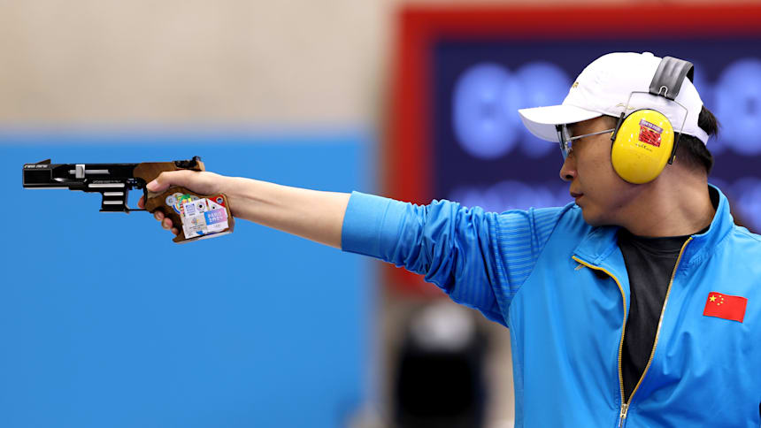 李越宏沉着冷静射落男子25米手枪速射金牌