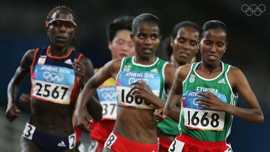 Werknesh Kidane y Ejegayehu Dibaba de Etiopía y Lornah Kiplagat de Países Bajos compiten en los 10.000 metros, Atenas 2004