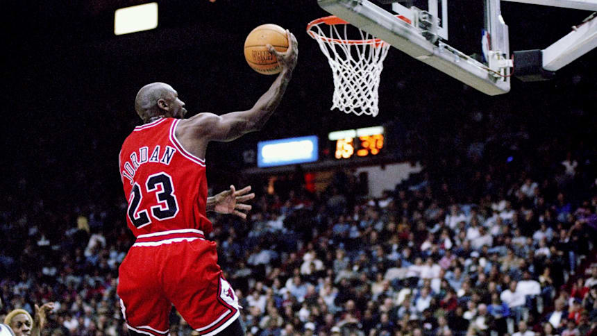 El escolta Michael Jordan de los Chicago Bulls salta a canasta durante un partido contra los Washington Wizards Los Bulls 88-83. Doug Pensinger /Allsport