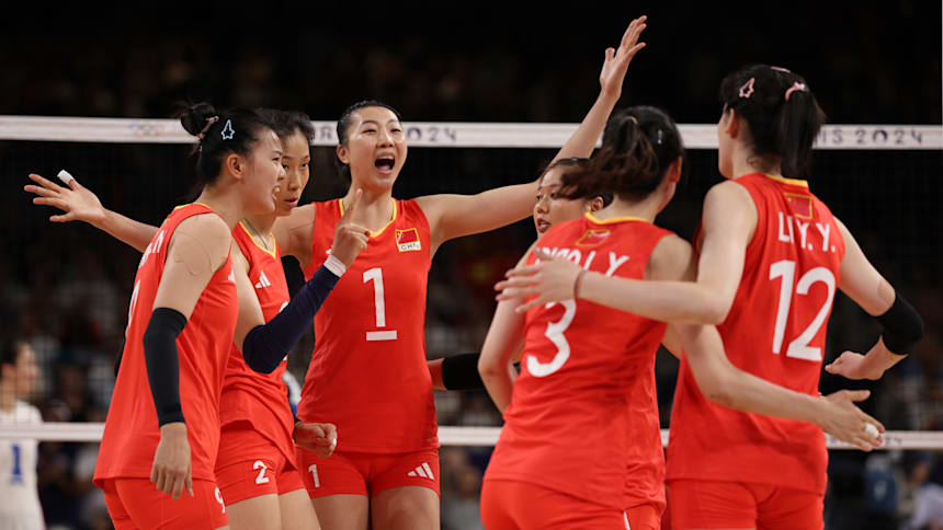 2024年8月1日，2024年巴黎奥运会第六比赛日，中国女排3-0击败法国女排后高兴庆祝。