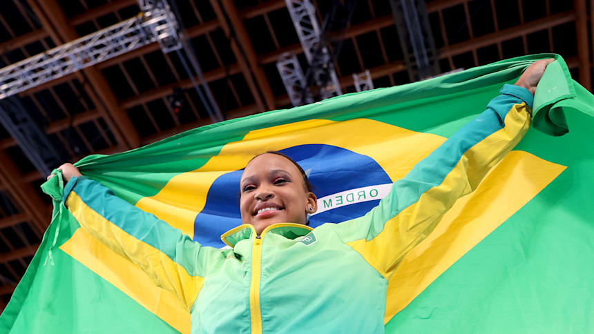 Rebeca Andrade with the Brazilian flag, Tokyo 2020