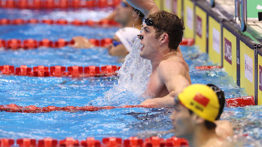 Hunter Armstrong celebrates winning 50m backstroke gold at the 2023 World Aquatics Championships