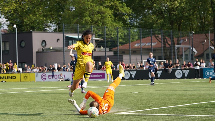 Danelle Tan (in yellow) going past the opposition goalkeeper while playing for Borussia Dortmund Frauen