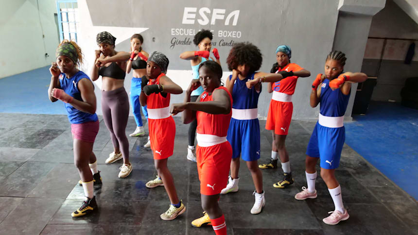 Yakelín Estornell, en el centro de la imagen, con algunas de las mujeres cubanas que entrenan boxeo en el equipo nacional en la Escuela El Cardín, La Habana.