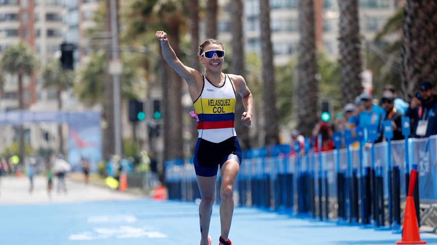 La colombiana Carolina Velásquez celebra su medalla de plata en el triatlón de los Juegos Panamericanos Santiago 2023