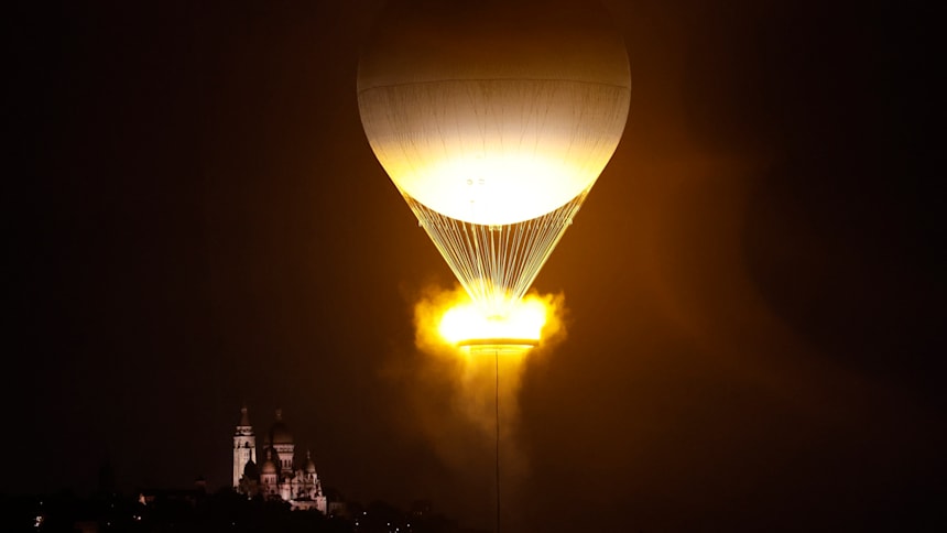 オリンピック聖火台となった気球がパリの夜空へ