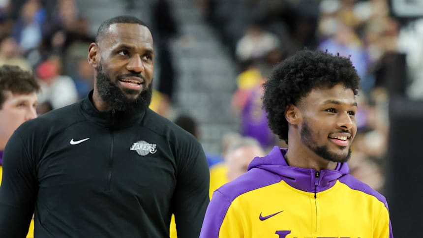LeBron y Bronny James, durante el calentamiento previo a un partido de pretemporada de Los Angeles Lakers ante Golden State Warriors