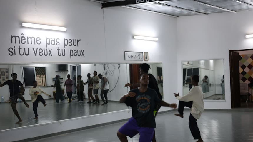 Un cours de danse hip-hop de Khoudia Touré à Dakar
