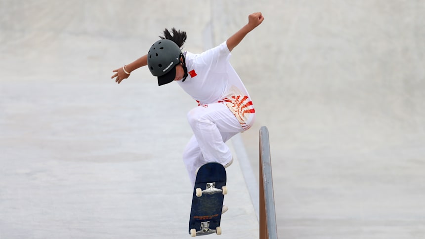 曾文蕙在2020年东京奥运会女子滑板街式赛预赛中展示技巧