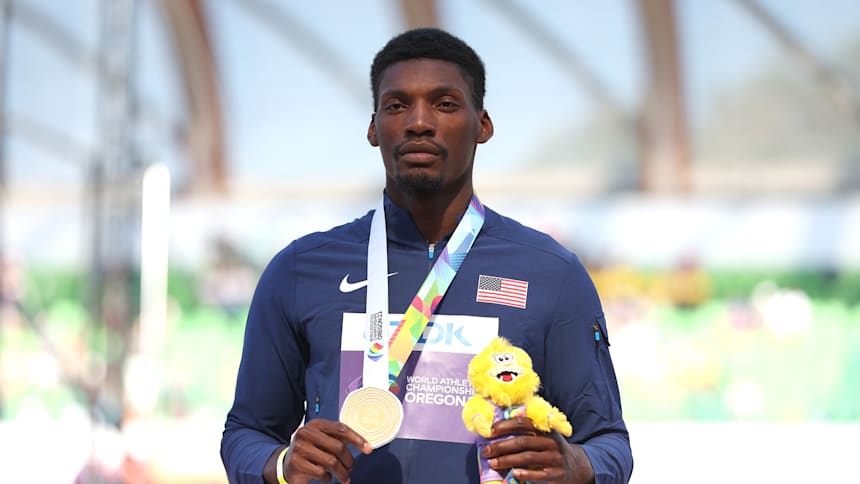 Fred Kerley (Estados Unidos), oro en los 100 metros del Mundial de atletismo 2022, durante la ceremonia de medallas.