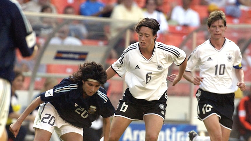 María Villanueva de Argentina conduce el balón sobre Renate Lingor de Alemania en la Copa Mundial Femenina de Estados Unidos 2003