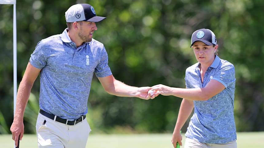 Ash Barty (R) plays alongside England football captain Harry Kane at the 2022 ICONS Series celebrity golf tournament