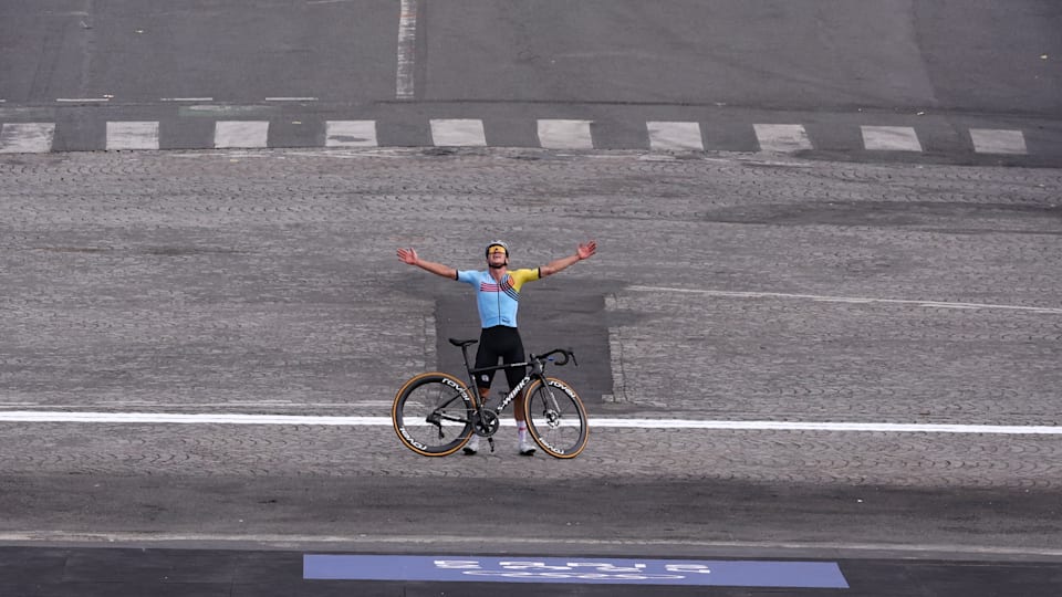 Il finale matto di Remco Evenepoel alle Olimpiadi 2024 cambio bici a 4