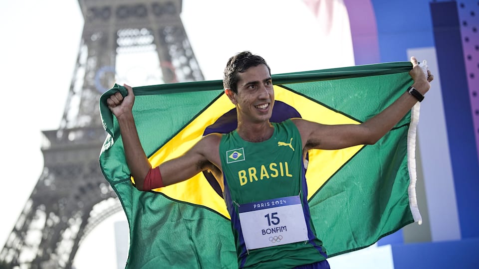 Caio Bonfim, prata jogos olímpicos paris 2024 atletismo com Torre Eiffel