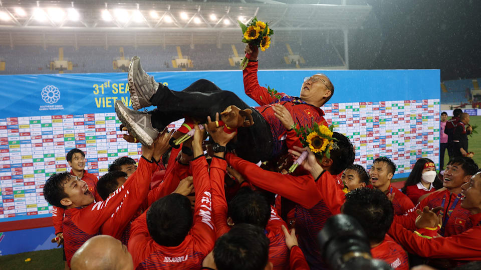 Southeast Asian Games - Men's Football - Gold medal match - Vietnam v Thailand - My Dinh National Stadium - Hanoi, Vietnam - May 22, 2022 Vietnam players celebrate with coach Park Hang-Seo after winning the match REUTERS/Chalinee Thirasupa