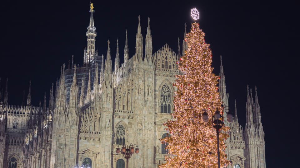 Foto del Duomo di Milano e dell'albero di natale acceso