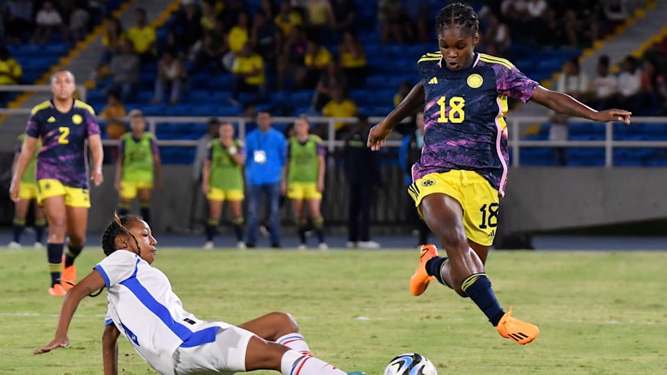 Linda Caicedo de Colombia lucha por el balón durante un partido amistoso contra Panamá