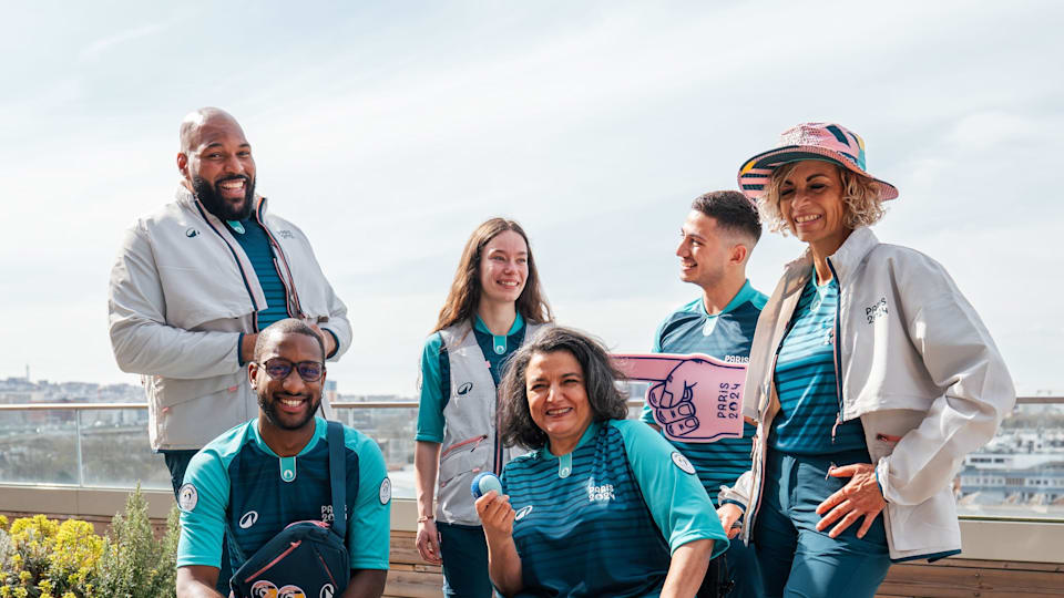 Paris 2024 découvrez les uniformes des volontaires pour les prochains