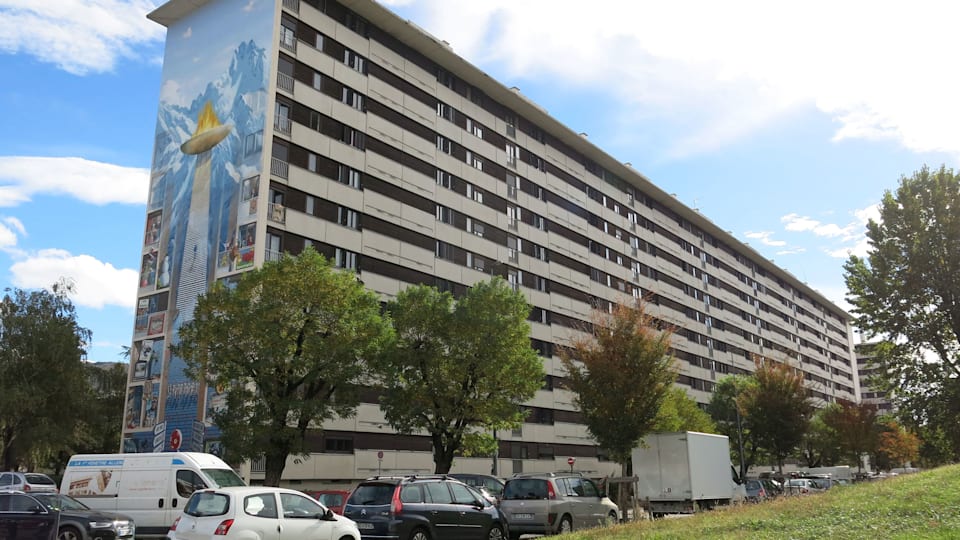La fresque Malherbe sur la façade du bâtiment à dix étages de l'ancien centre de presse commémore les Jeux Olympiques d'hiver de 1968 ; nov. 2018