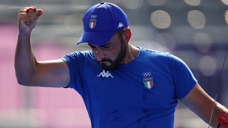L'italiano Mauro Nespoli esulta dopo la vittoria nei quarti di finale del tiro con l'arco a Tokyo 2020