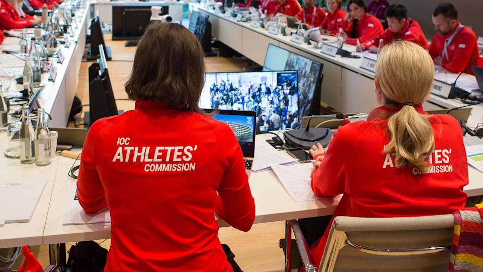 La commission exécutive du CIO souscrit pleinement aux recommandations de la commission des athlètes sur la Règle 50 et l'expression de l'opinion des athlètes aux Jeux Olympiques