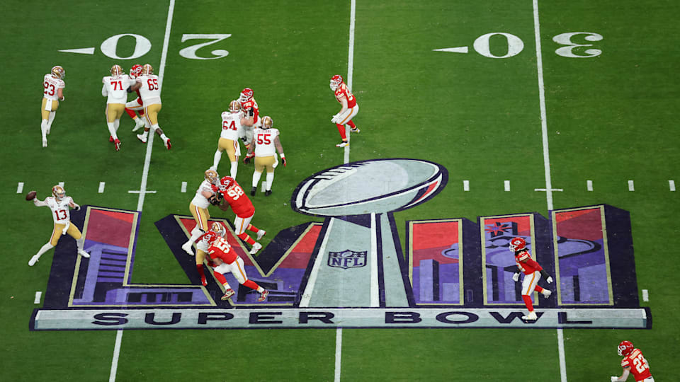 Brock Purdy de los San Francisco 49ers lanza el balón vs los Kansas City Chiefs, Super Bowl LVIII, 2024