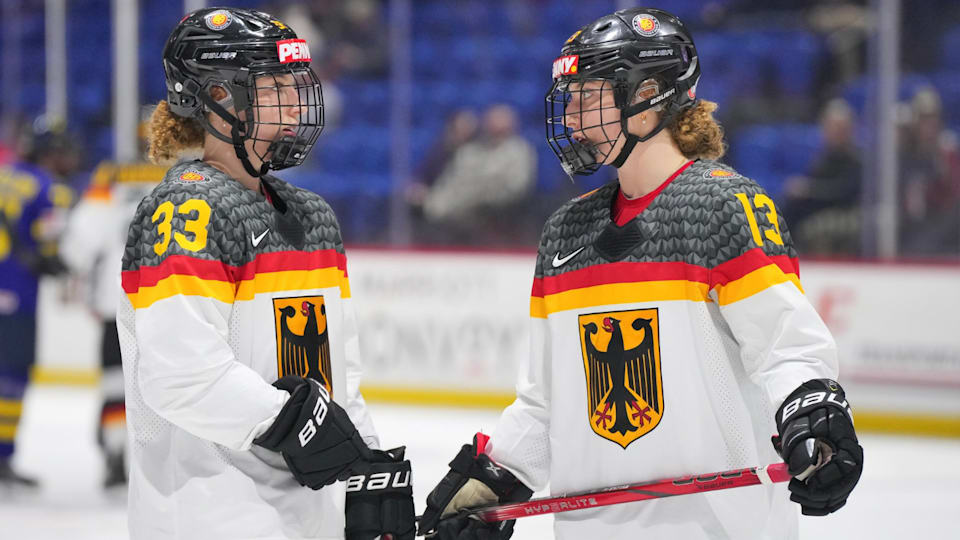 German ice hockey twins Luisa Welcke (right) and Lilli Welcke. 