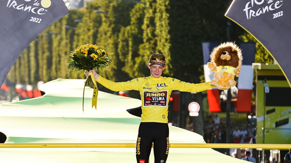 Jonas Vingegaard sul podio a Parigi al Tour de France 2022