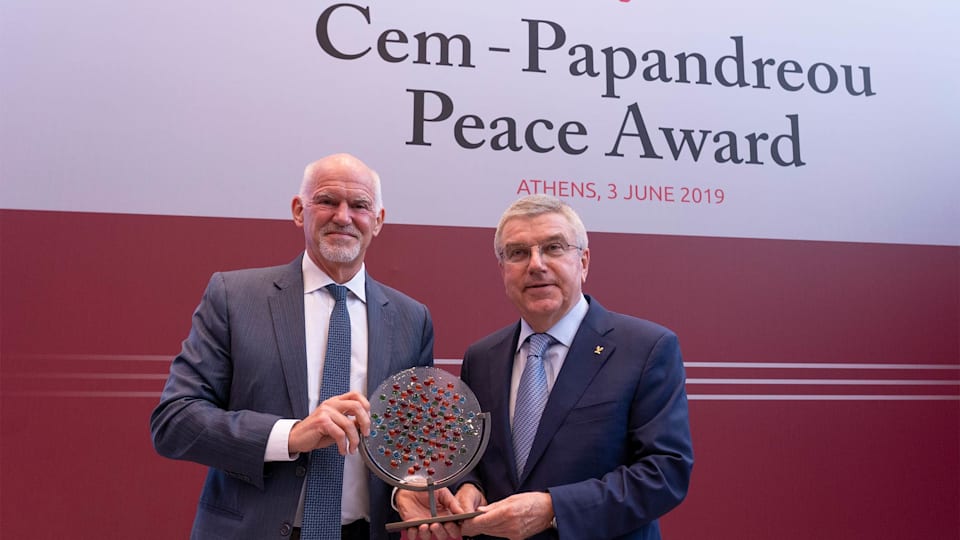 Le président du CIO reçoit le prix international de la paix Cem-Papandreou